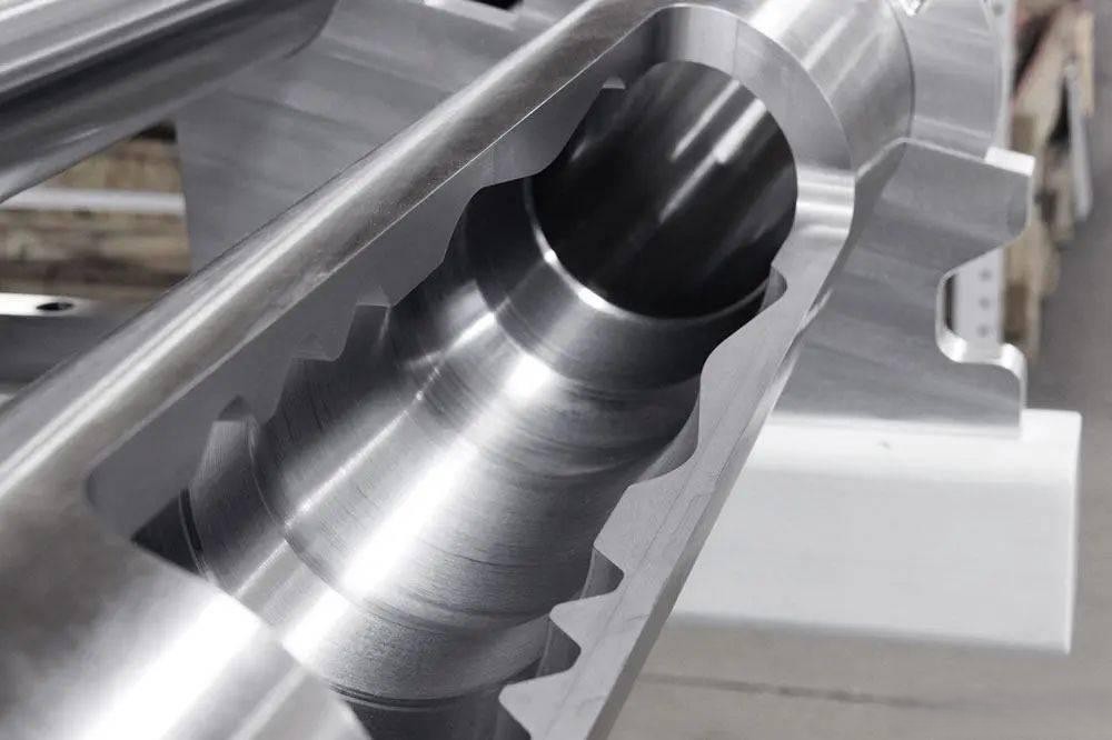 Dype hullsboring i hydraulisk manifoldbearbeiding